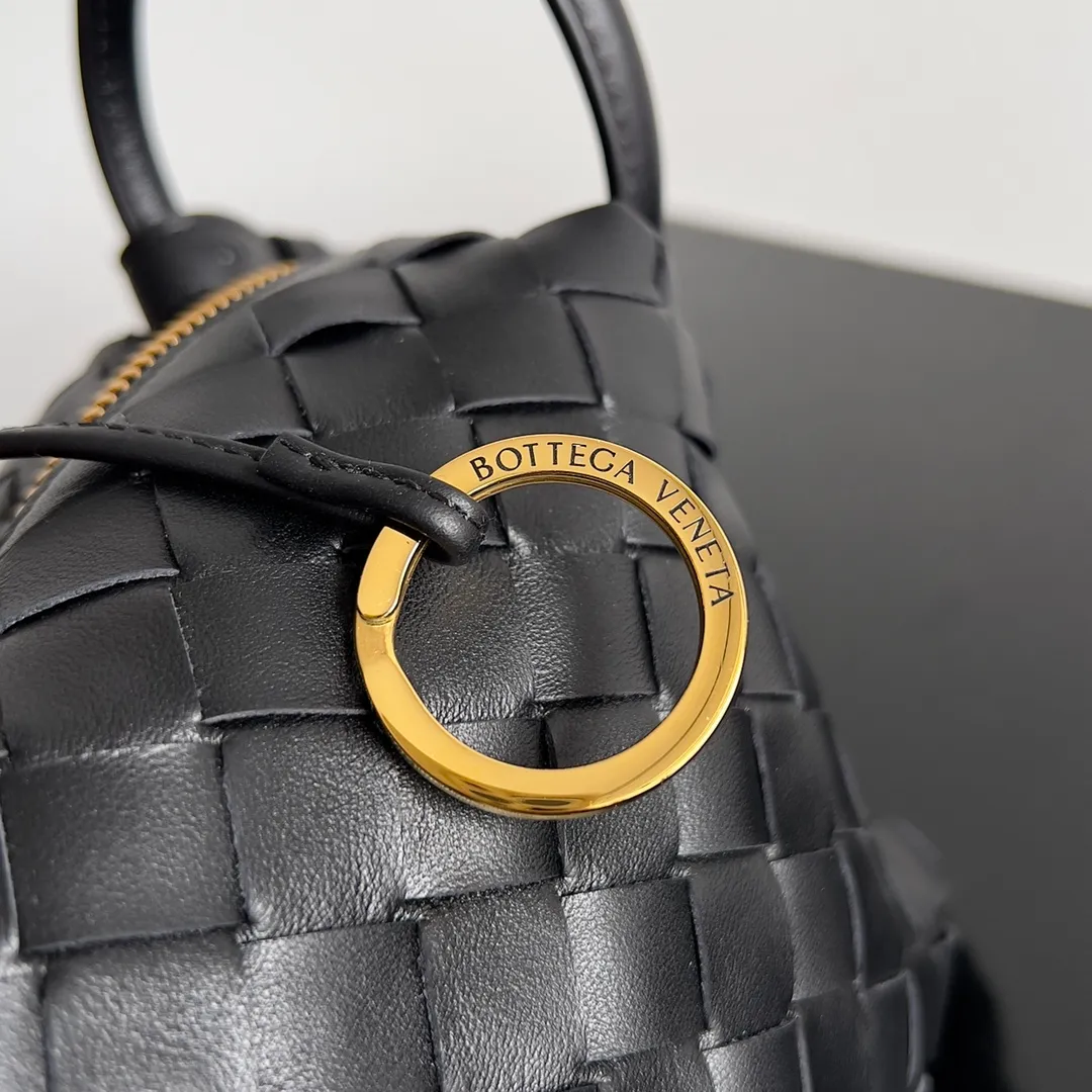 Batch 1360 BOTTEGA VENETA 2024 new loop is here! ! Many girls who like BV have owned the Loop bag. It has a simple appearance, classic weaving, and a compact and lightweight bag shape. This innovation continues the "camera bag" shape. Unlike the traditional Loop bag, which can only be worn as a crossbody bag, this innovation It can be carried by hand or cross-body, satisfying both the concave shape and daily needs. The oversized buckle can be folded and used as a handle. The sultry heat in summer ☀️ usually reduces people's desires. Having a lightweight bag will greatly enhance the happiness of traveling🫧 Style number: 796615 Size: 19*12*9cm